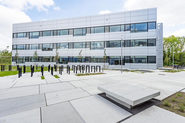 Afwerking omgeving gebouw